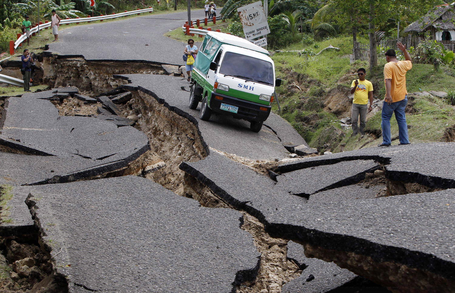 Image: A 6.9-magnitude earthquake aftermath in Central Philippines