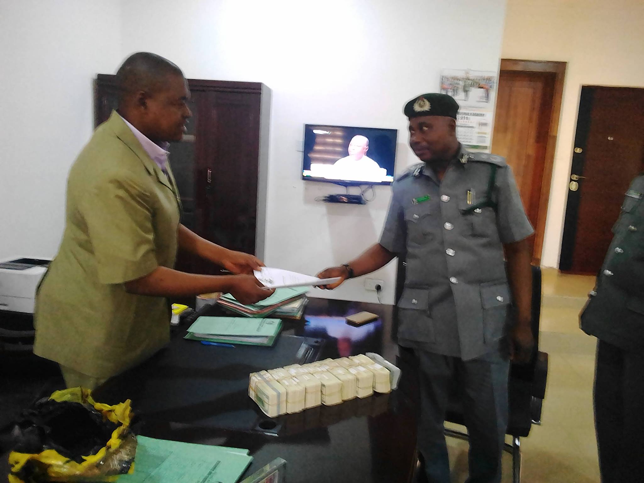 EFCC Recieves 375,000 US Dollars Intercepted by Customs Service